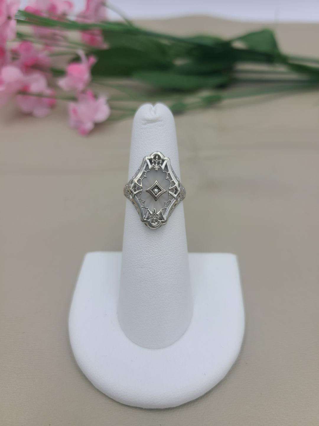 k837 Pretty Antique Ladies 14kt White Gold Camphor Glass Filigree Ring