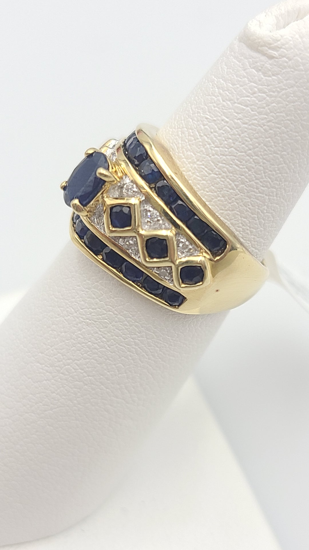 k943 Lovely 14kt Yellow Gold Sapphire and Diamond Engagement Ring