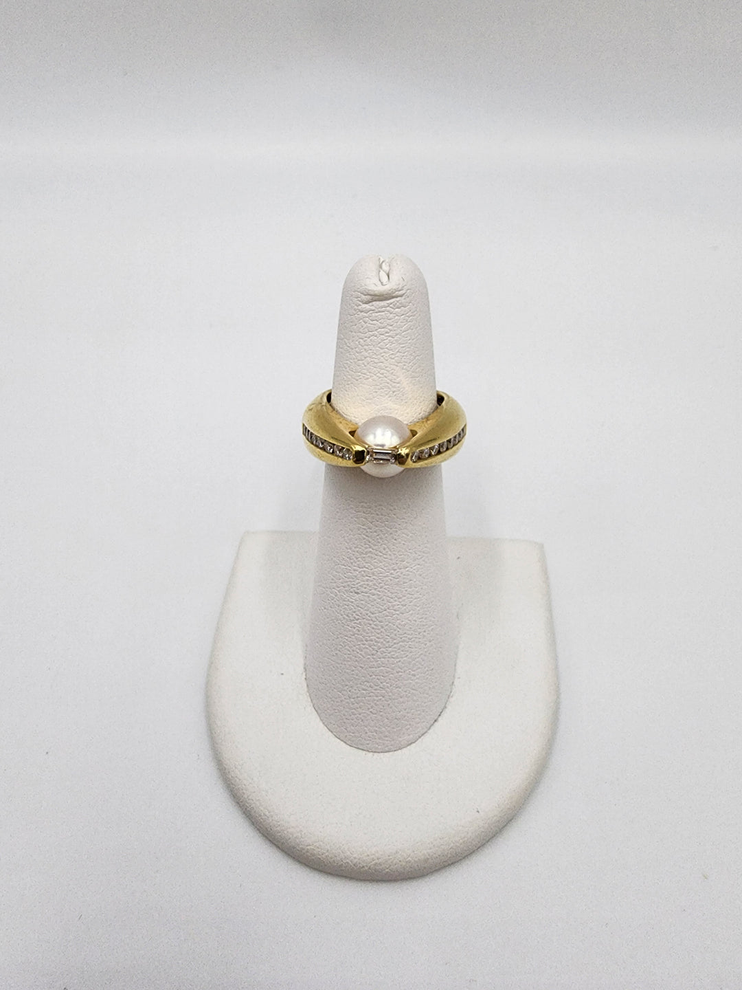 e388 Unique 18kt Yellow Gold Diamond and Pearl Ring