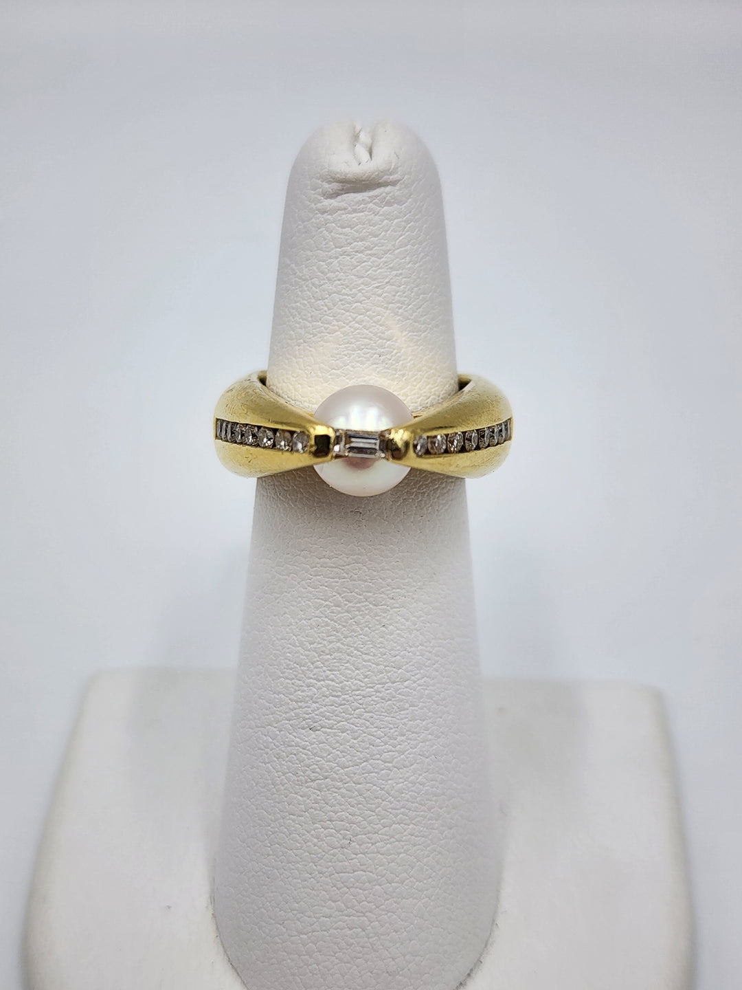 e388 Unique 18kt Yellow Gold Diamond and Pearl Ring