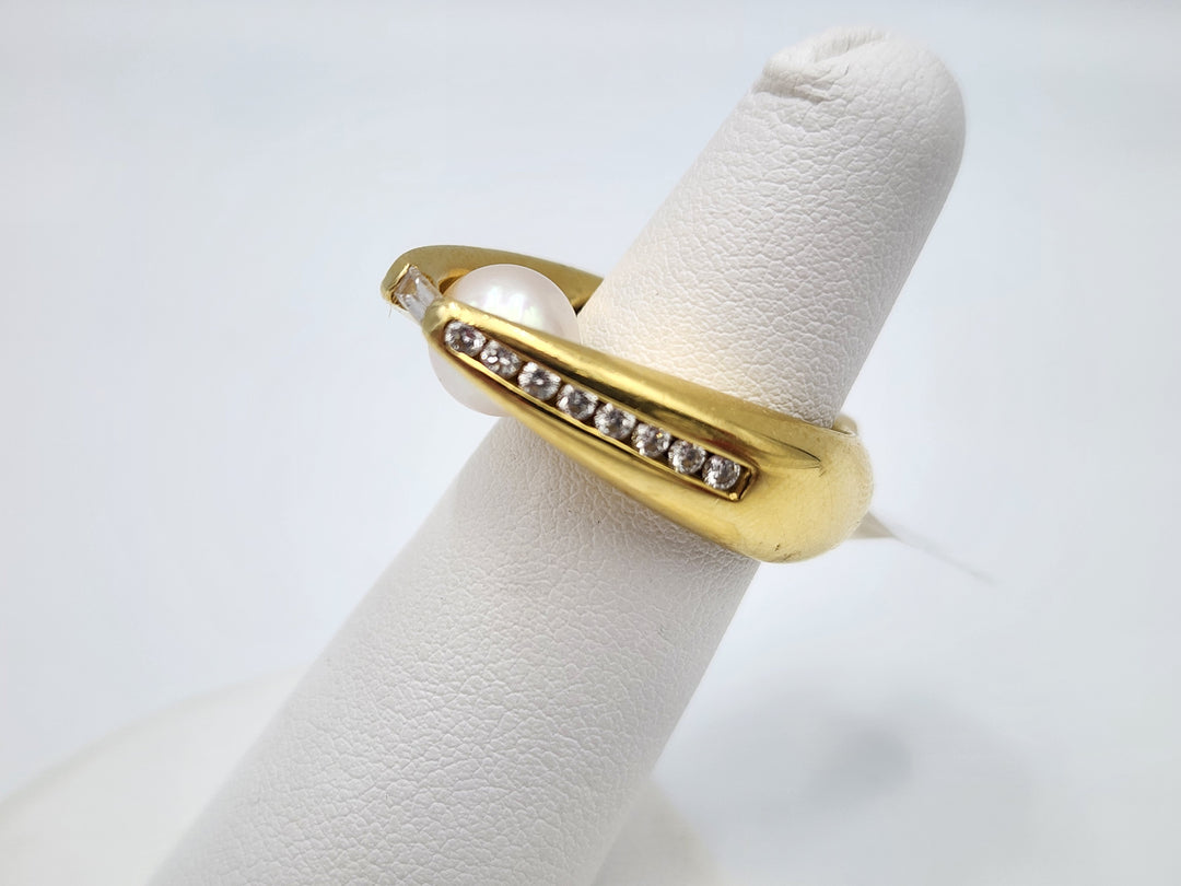 e388 Unique 18kt Yellow Gold Diamond and Pearl Ring