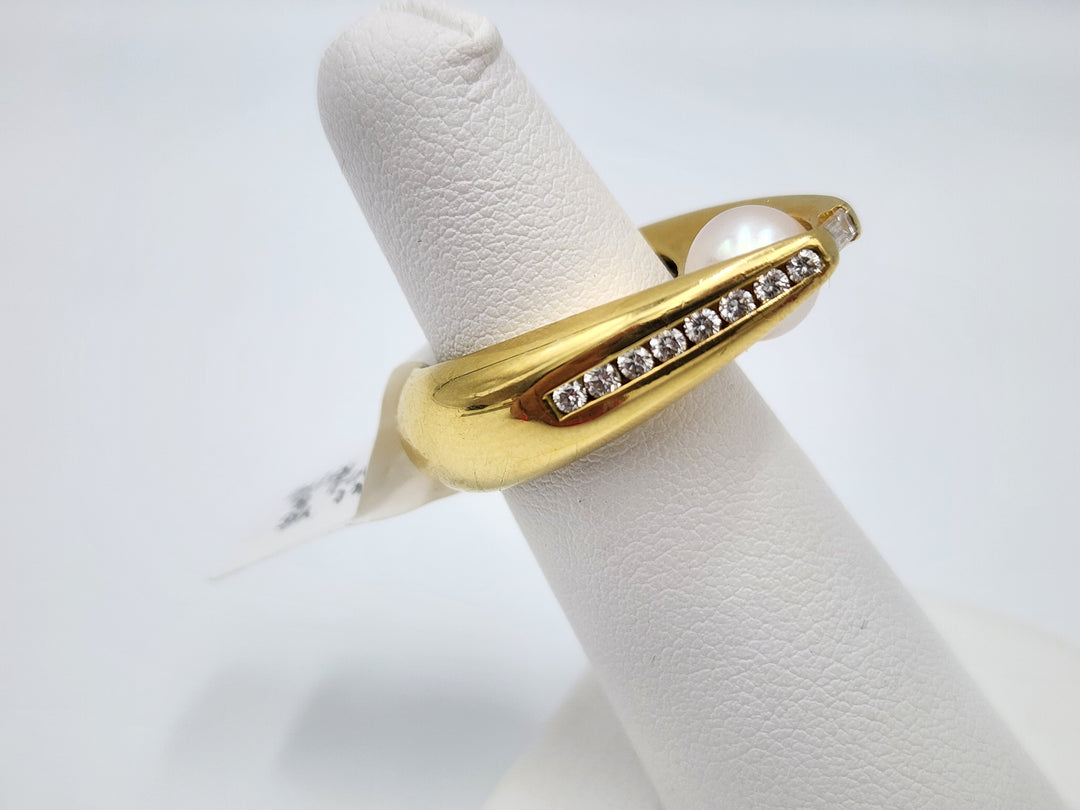 e388 Unique 18kt Yellow Gold Diamond and Pearl Ring