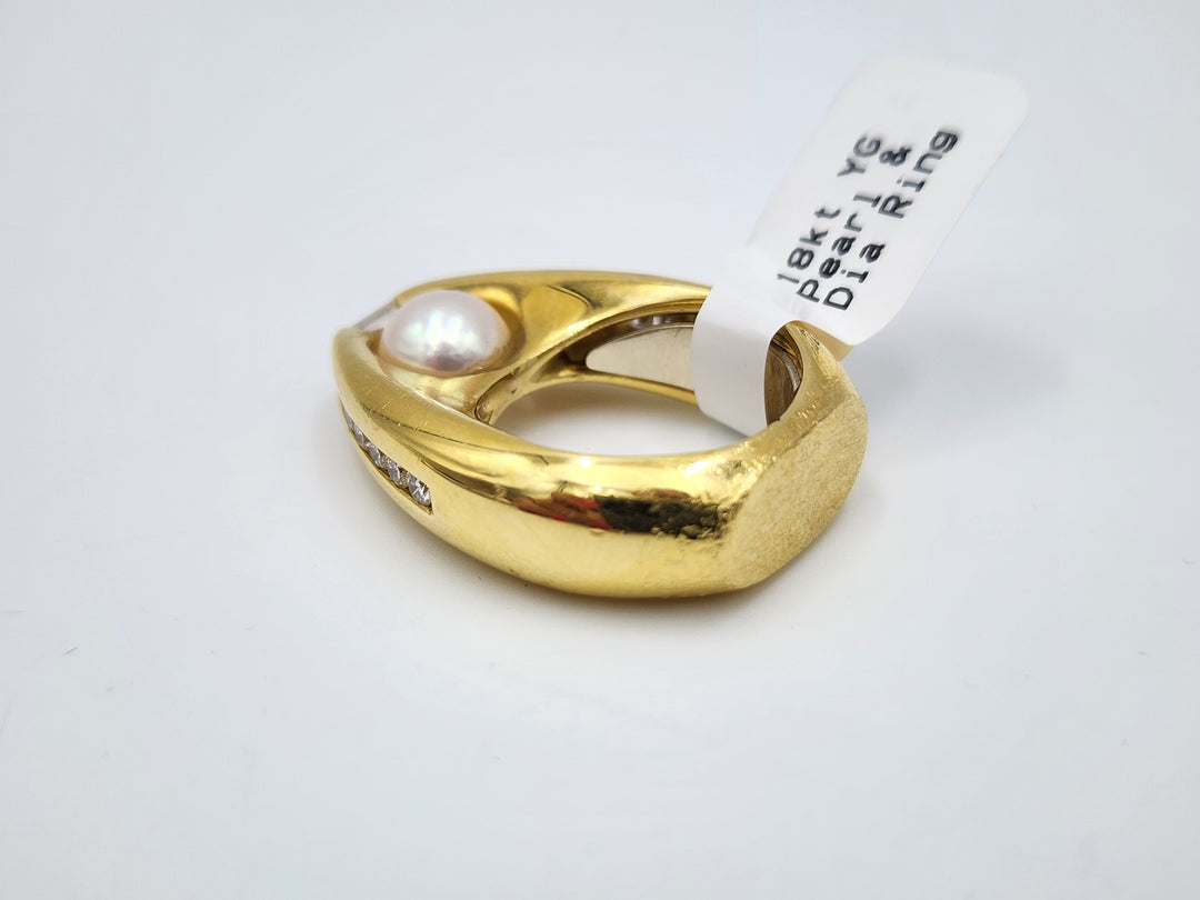 e388 Unique 18kt Yellow Gold Diamond and Pearl Ring