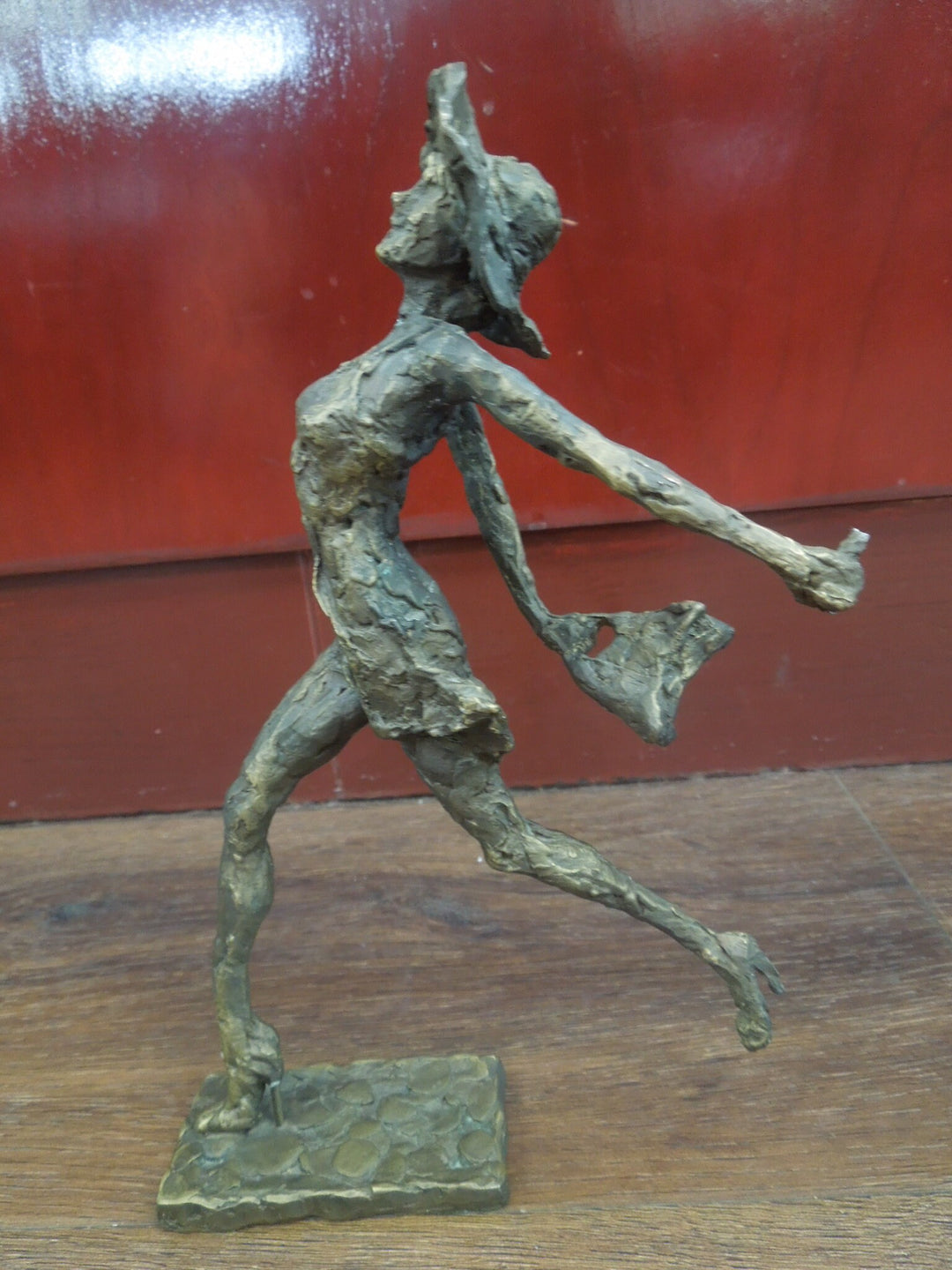 r129 Winkelen is UNIC Gelimiteerde uitgave 219 Zinc Statue of a Flemish Lady Who is Running Wearing Hat & a Bag Made In Belgium