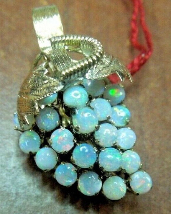 r115 14kt Yellow Gold Opal Pendant 4.4 g