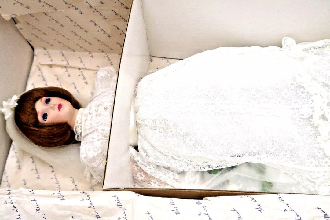 t355 Danbury Mint Gloria Vanderbilt 18" autumn Bride Four Seasons Series