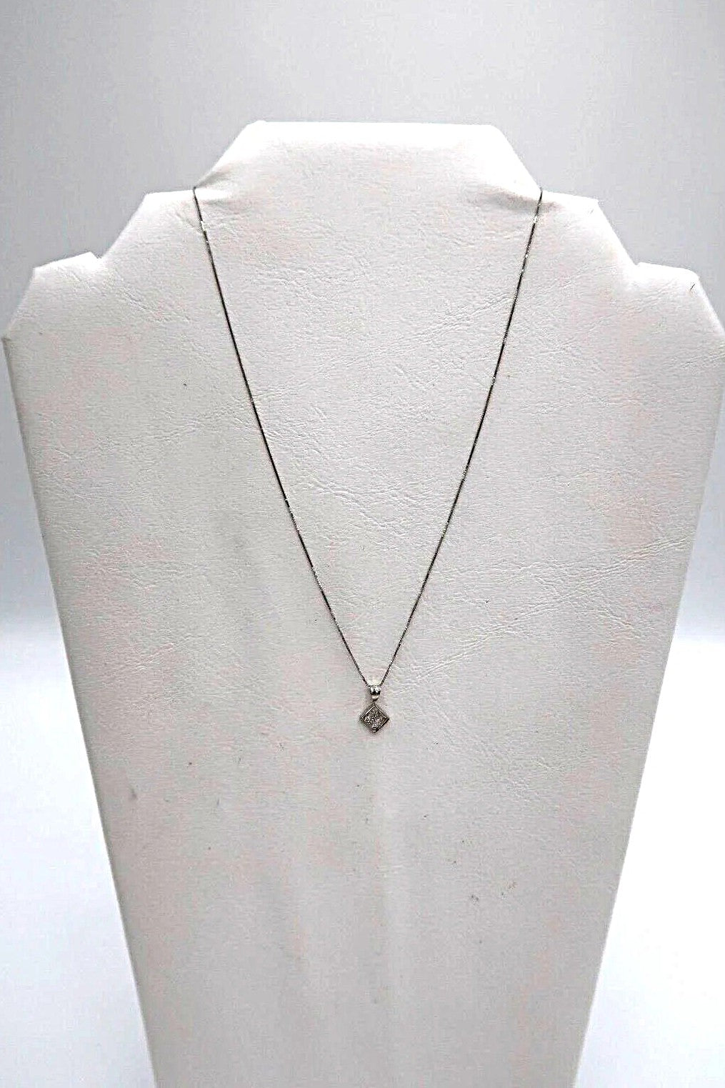 t258 14kt White Gold 18" Box Chain Diamond with Square Pendant Necklace