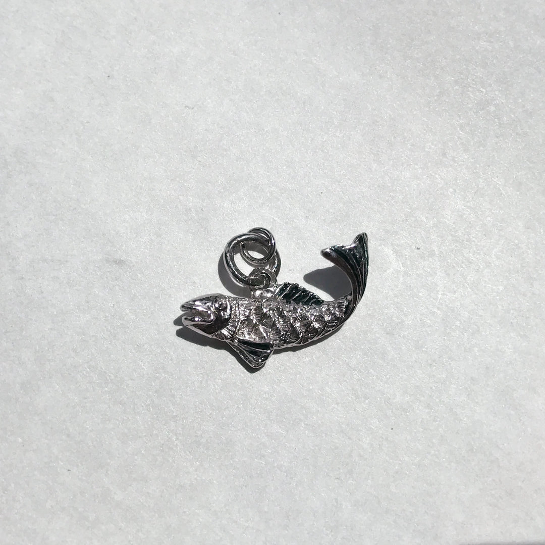 e093 Vintage Silver Tone Swimming Fish Charm Pendant