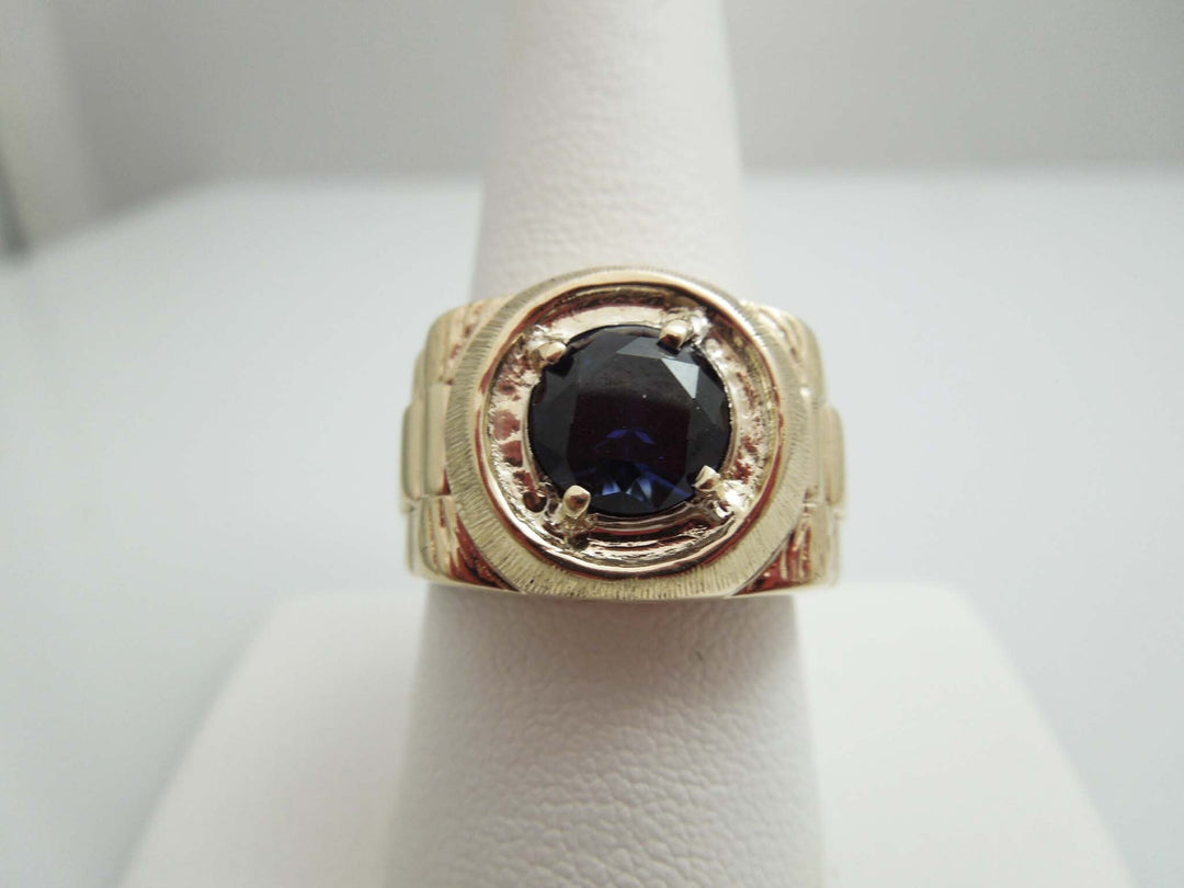 b429 Handsome Men's 14kt Yellow Gold Lab Created Sapphire Ring Size 9.25