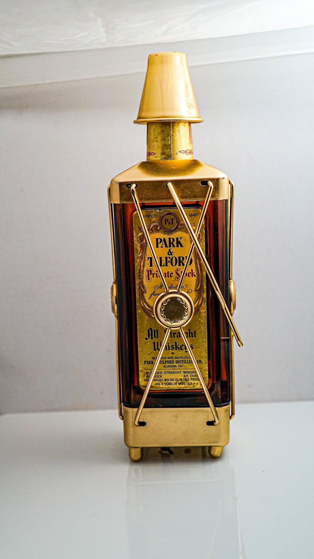 K465 Vintage Musical Whiskey Container