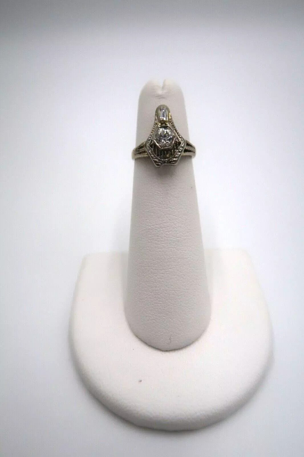 t312 14kt White Gold Diamond 0.30 TDW Filigree Ring Size 3 3/4(US)