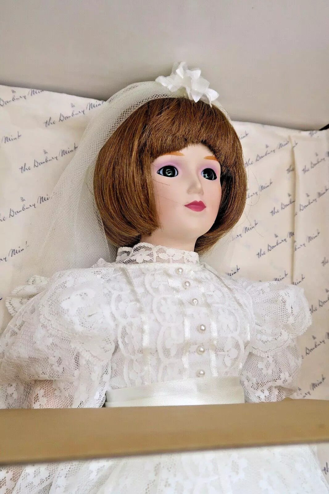 t355 Danbury Mint Gloria Vanderbilt 18" autumn Bride Four Seasons Series