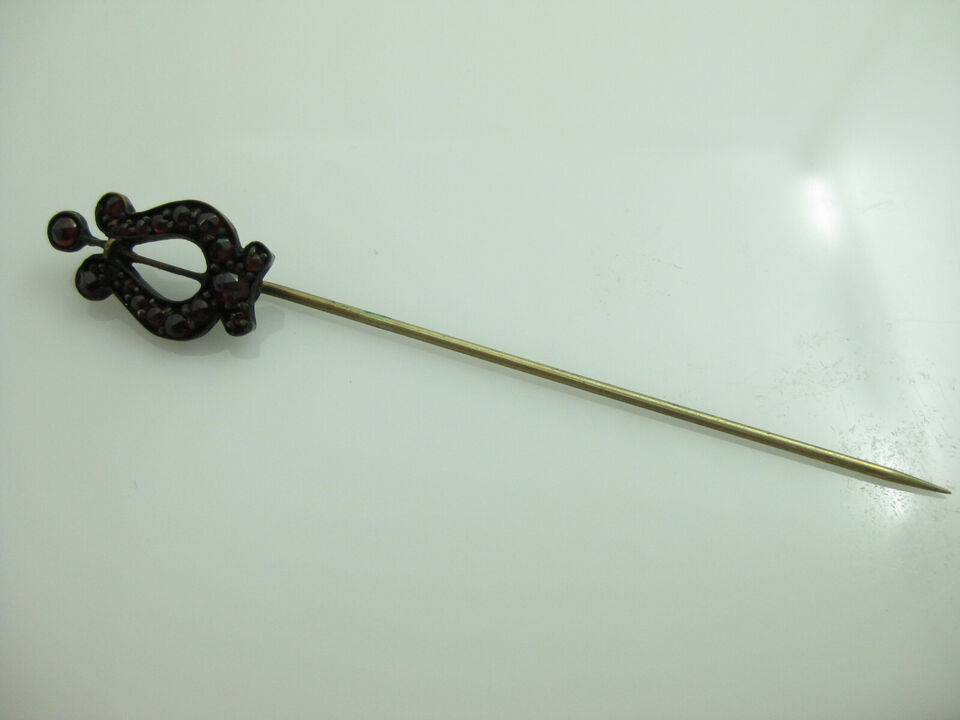 g253 Vintage Garnet 14kt Gold Pin