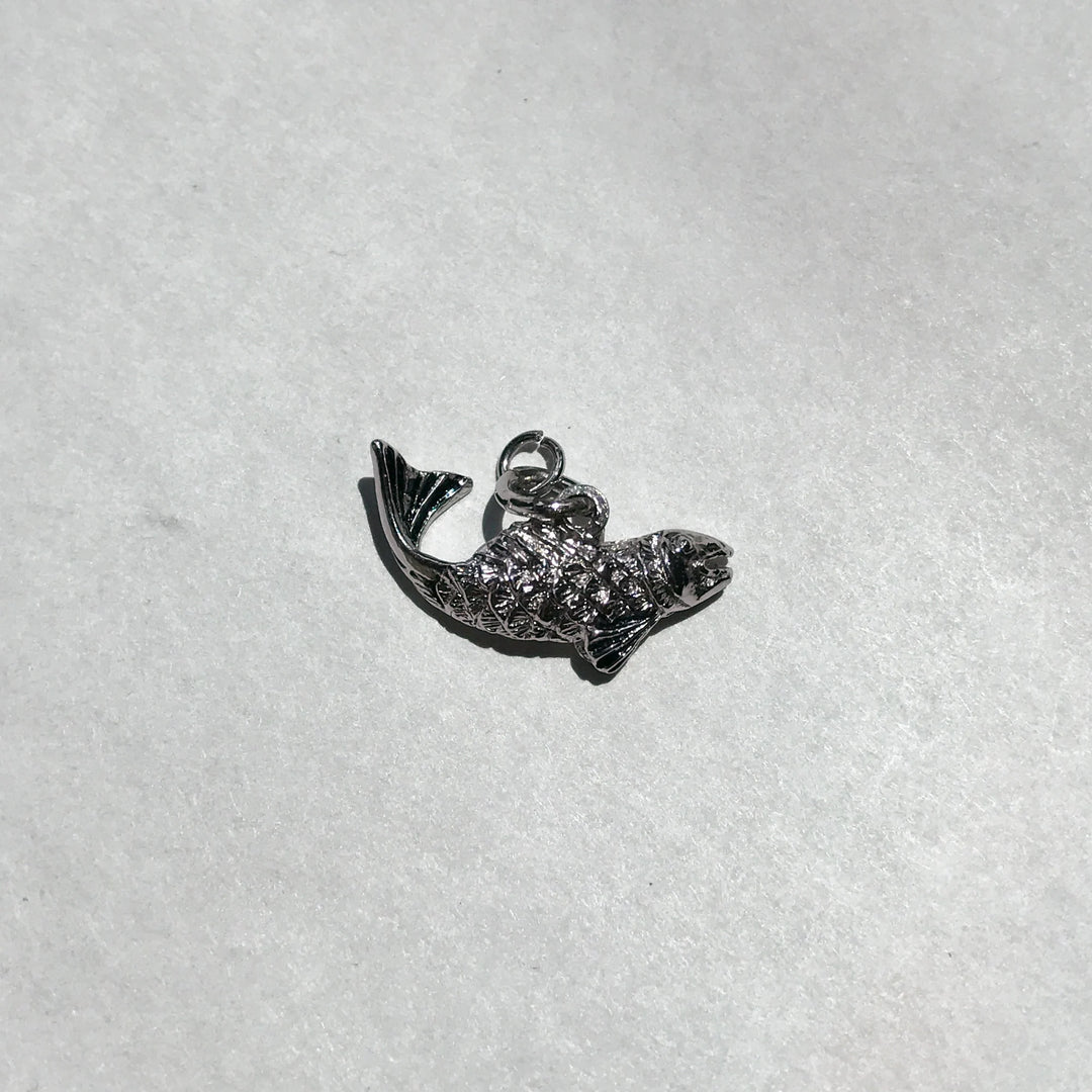 e093 Vintage Silver Tone Swimming Fish Charm Pendant
