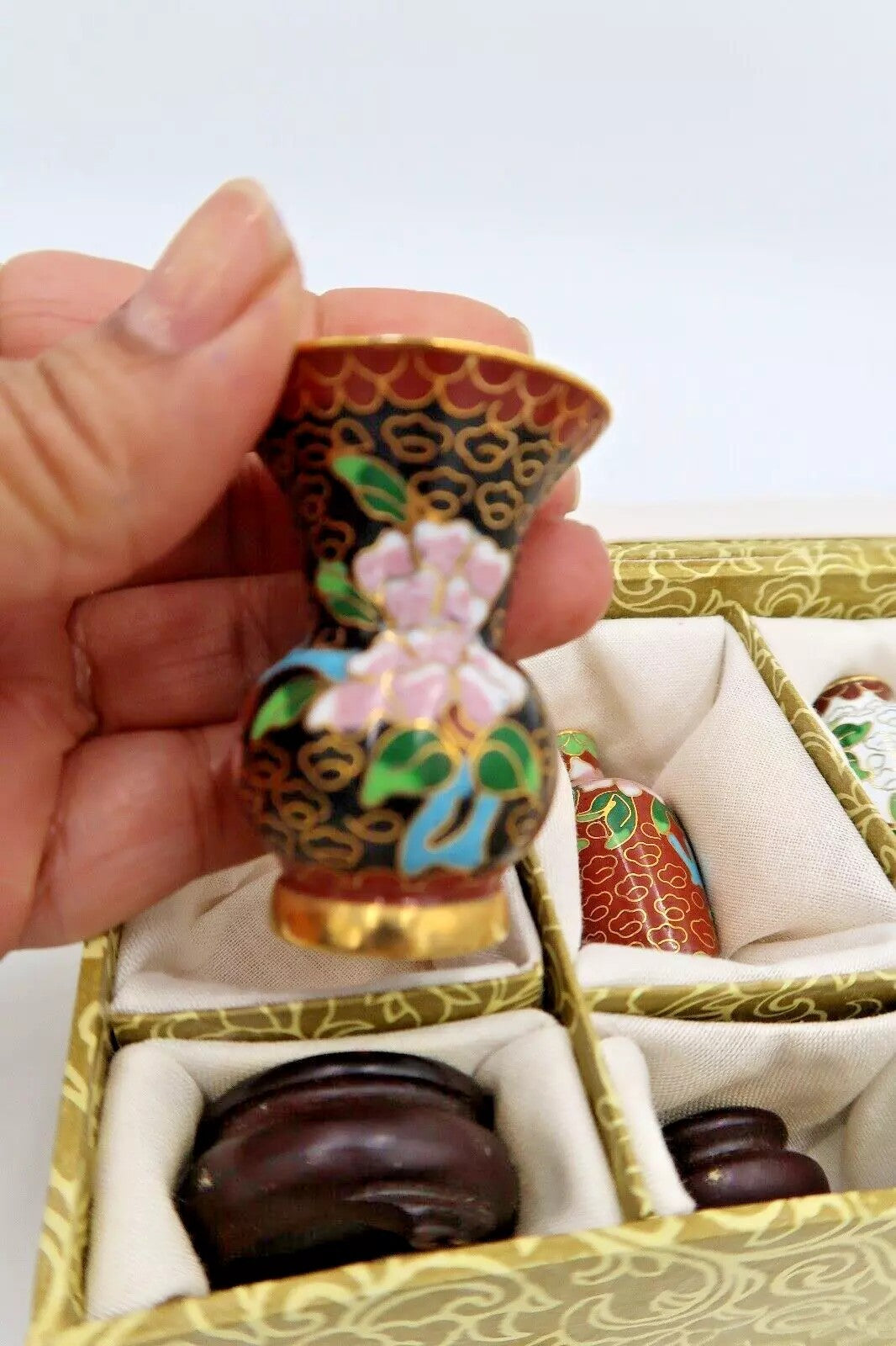 t374 Complete set 5 cloisonné vases with wooden support in Original box