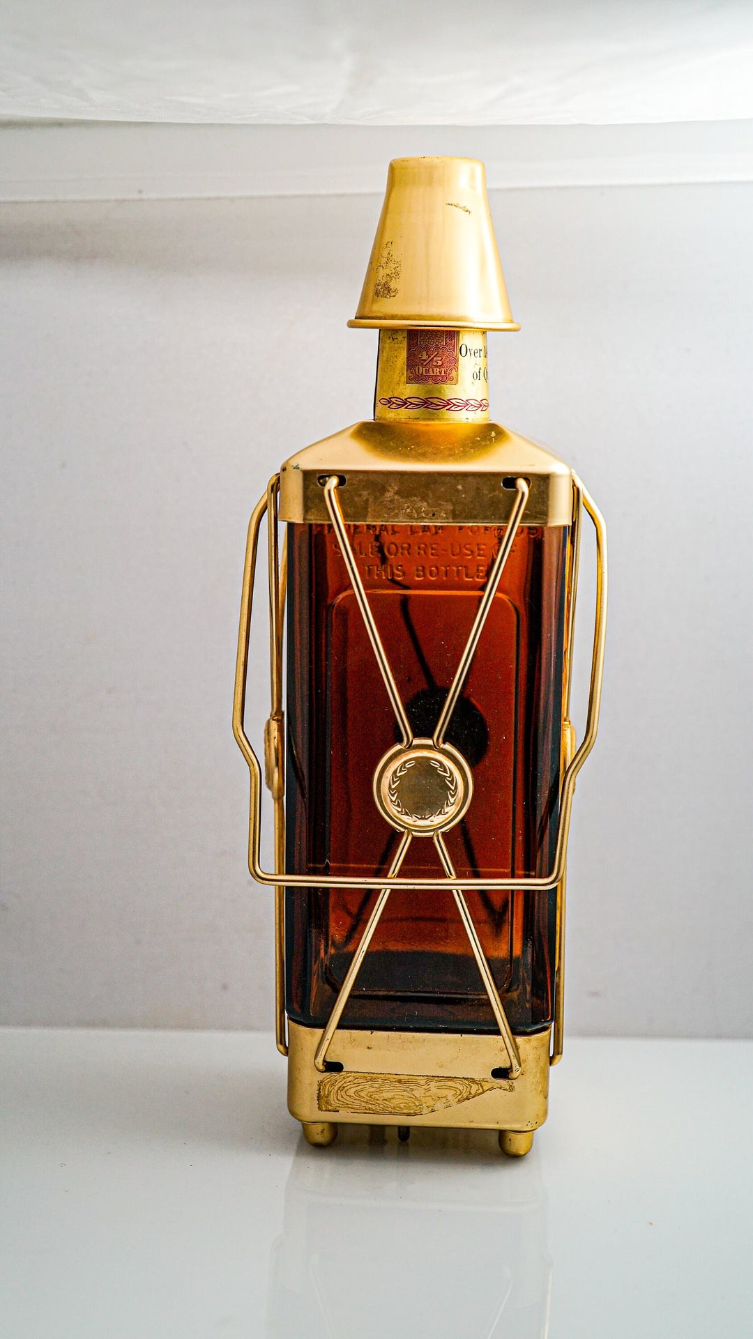 K465 Vintage Musical Whiskey Container