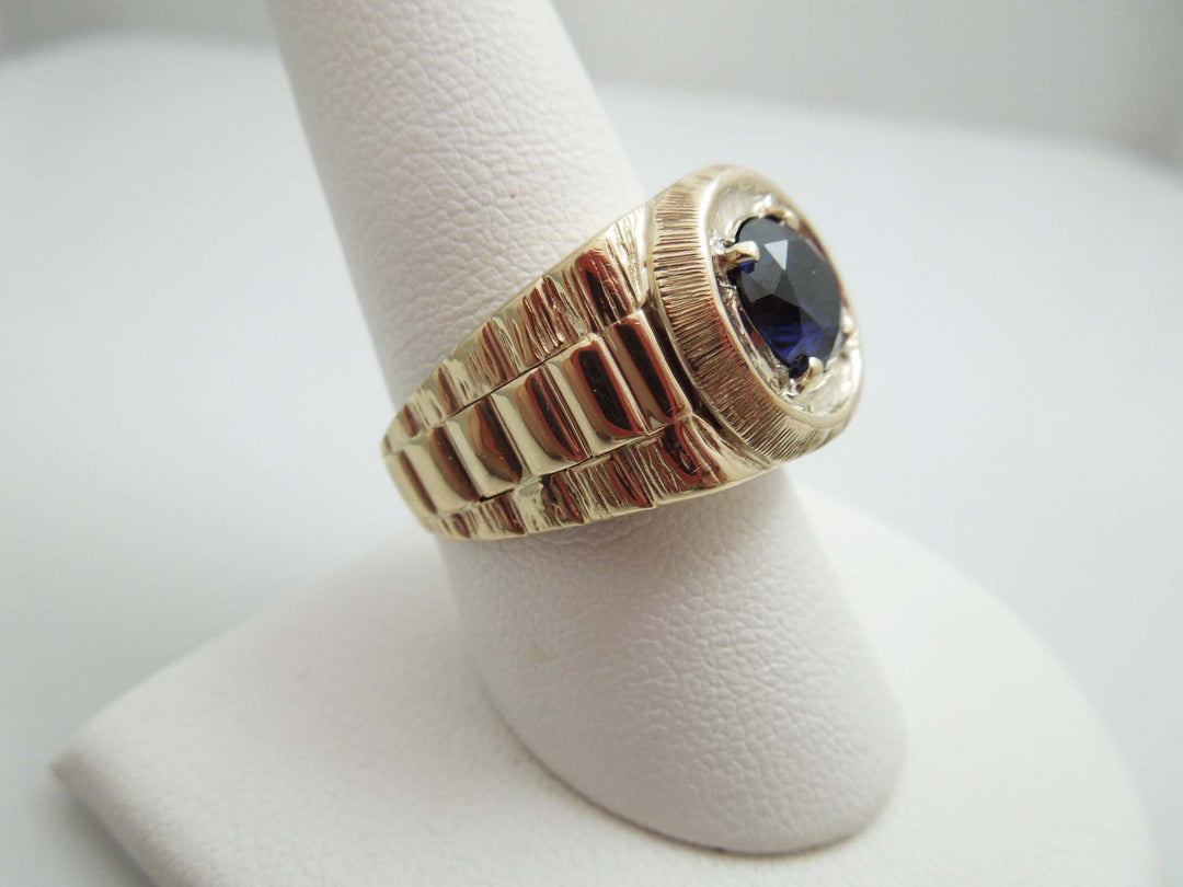 b429 Handsome Men's 14kt Yellow Gold Lab Created Sapphire Ring Size 9.25