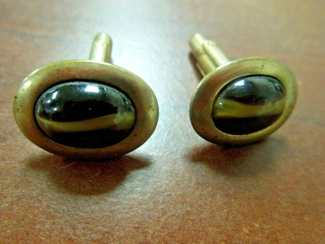 r094 Vintage Men's Oval Cufflink Gold Tone 9 g