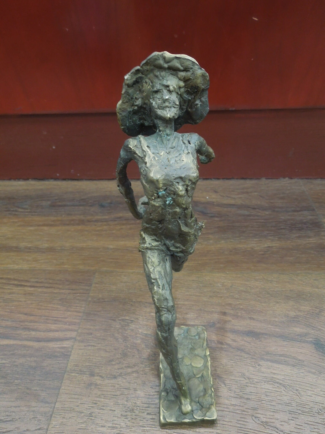 r129 Winkelen is UNIC Gelimiteerde uitgave 219 Zinc Statue of a Flemish Lady Who is Running Wearing Hat & a Bag Made In Belgium