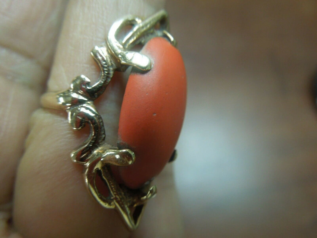 r113 Vintage 10kt Yellow Gold Coral Ring Size 5.5