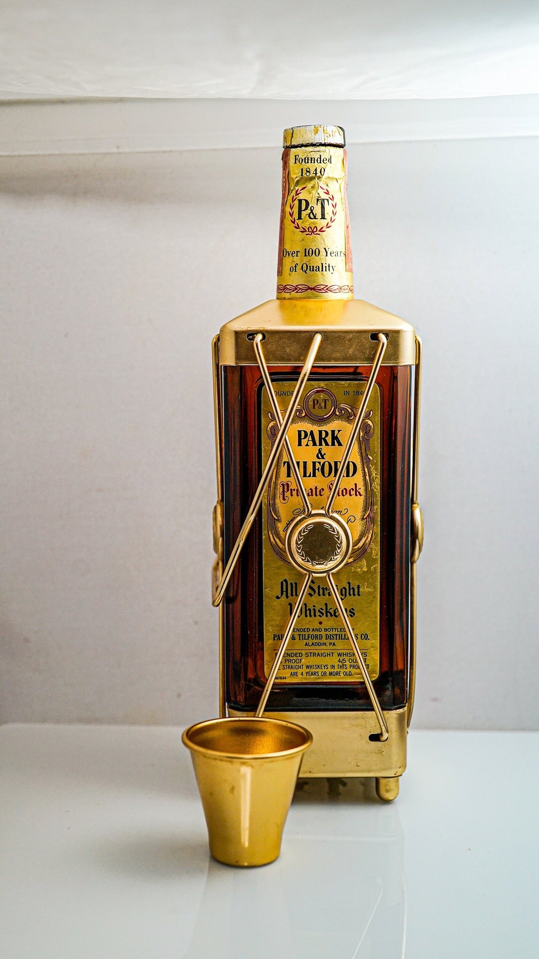 K465 Vintage Musical Whiskey Container