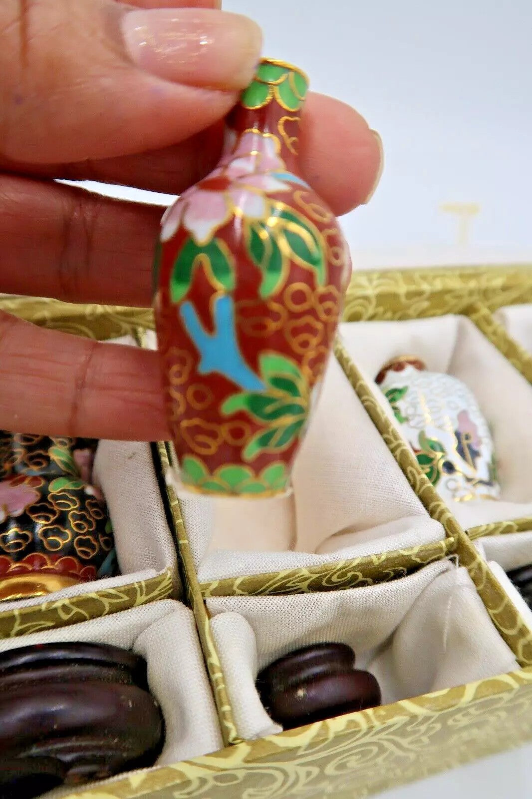 t374 Complete set 5 cloisonné vases with wooden support in Original box