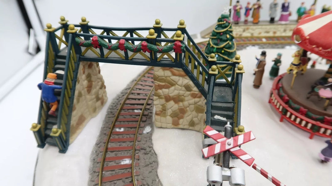 t487 Animated Mr Christmas Village Going Home for the Holidays Train Carousel