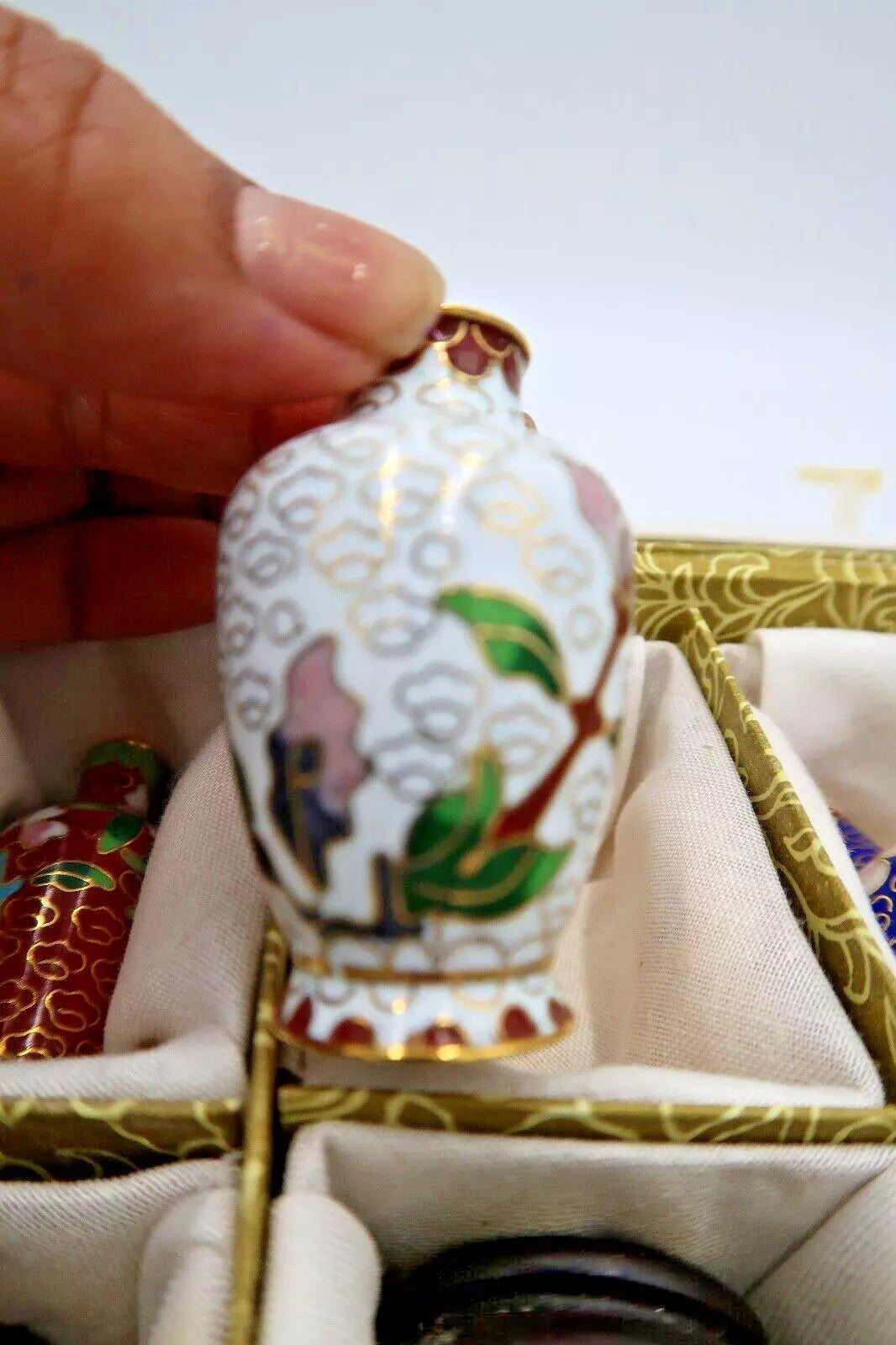 t374 Complete set 5 cloisonné vases with wooden support in Original box