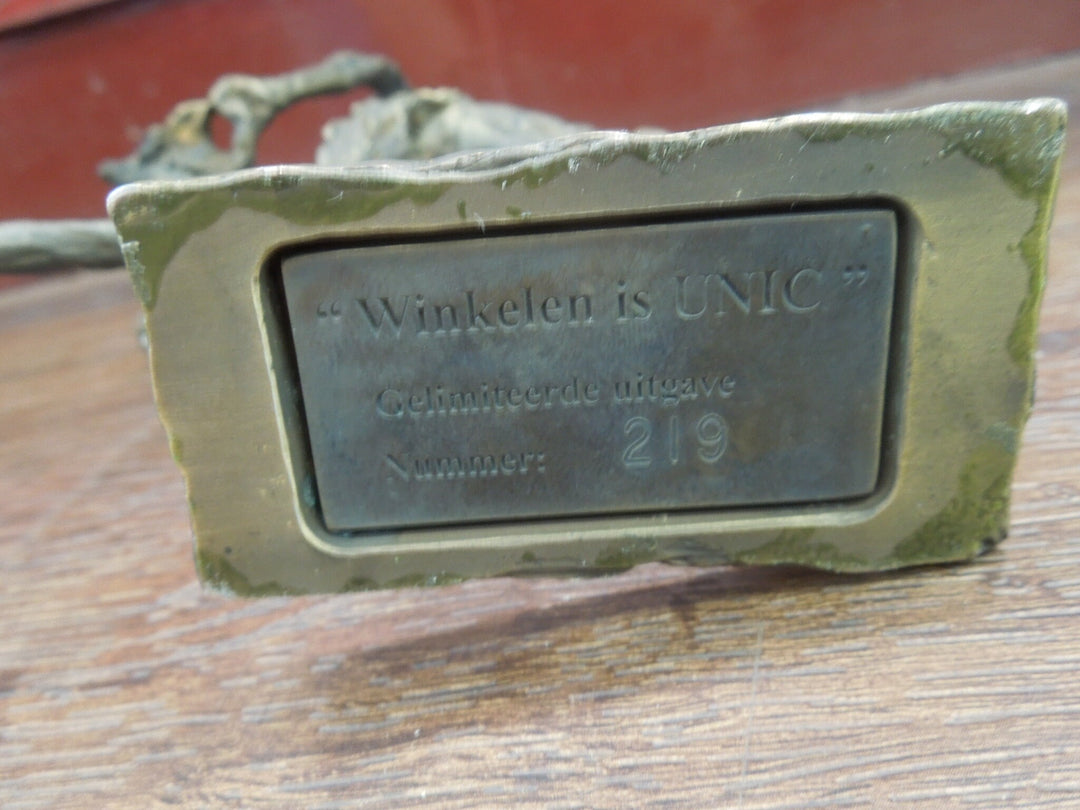 r129 Winkelen is UNIC Gelimiteerde uitgave 219 Zinc Statue of a Flemish Lady Who is Running Wearing Hat & a Bag Made In Belgium