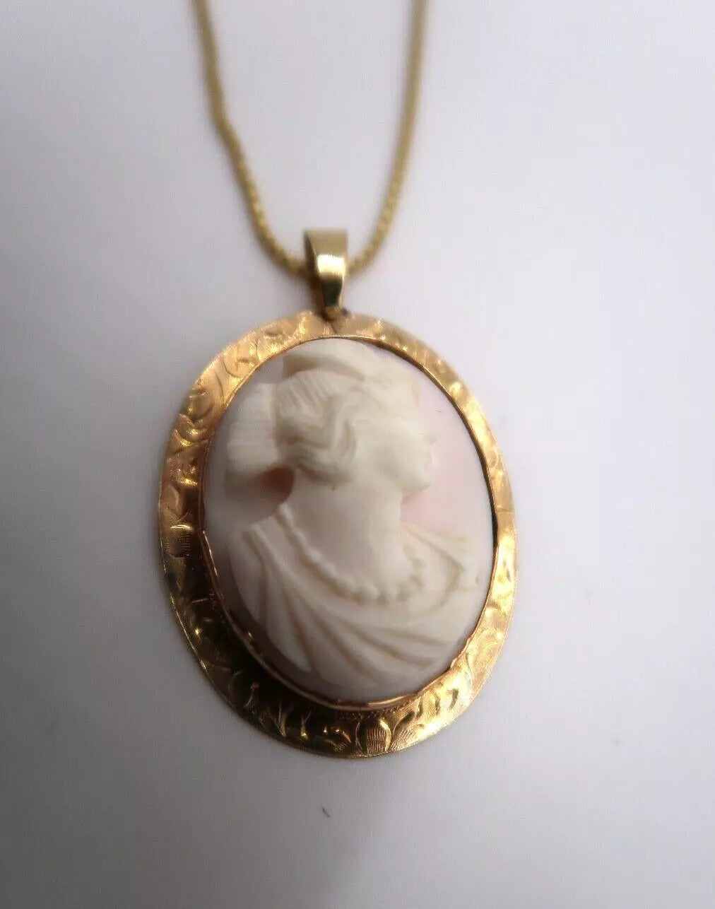 t380 10k/14k 18" Box Cameo Pendant Necklace