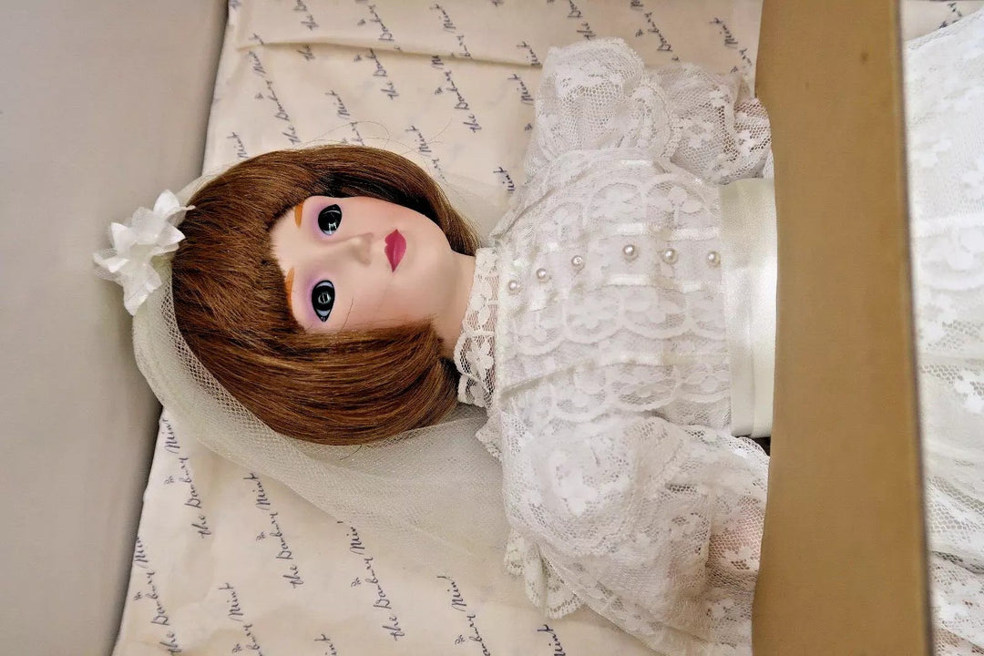 t355 Danbury Mint Gloria Vanderbilt 18" autumn Bride Four Seasons Series