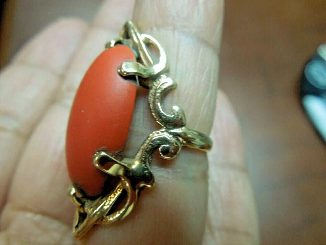 r113 Vintage 10kt Yellow Gold Coral Ring Size 5.5
