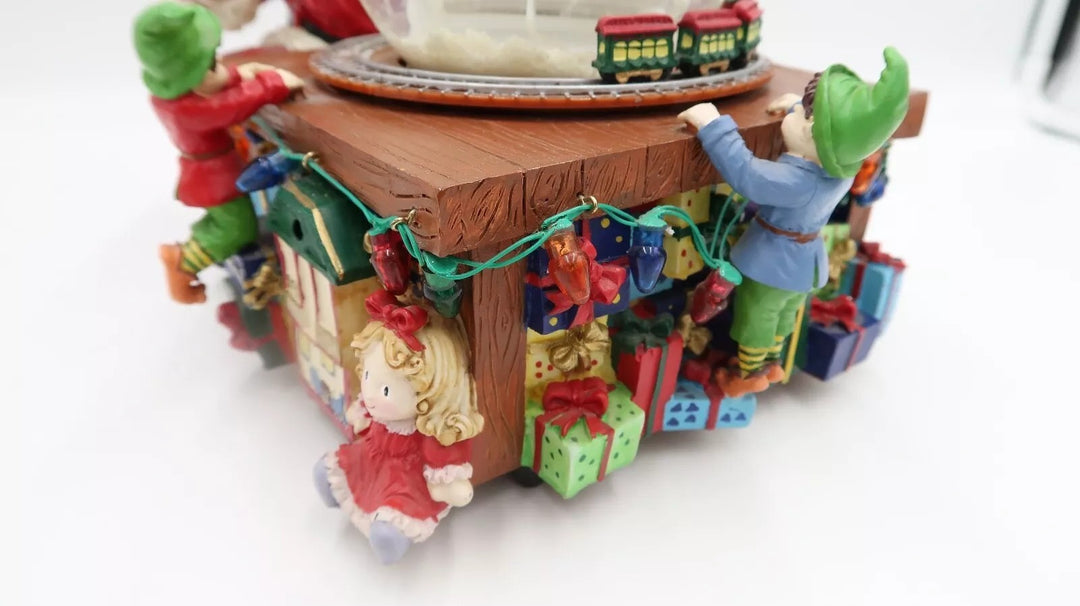 t482 Mr. Christmas Santa’s Workshop Snowglobe Musical Snowglobe