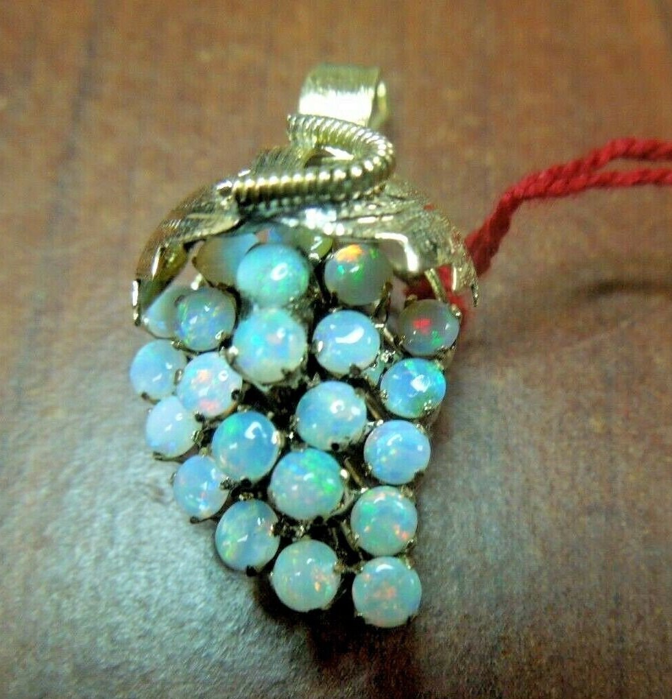 r115 14kt Yellow Gold Opal Pendant 4.4 g