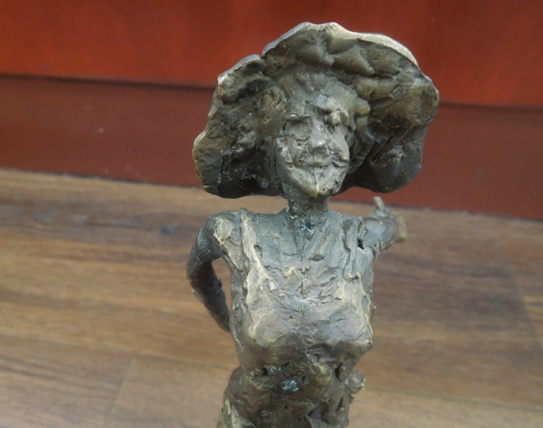 r129 Winkelen is UNIC Gelimiteerde uitgave 219 Zinc Statue of a Flemish Lady Who is Running Wearing Hat & a Bag Made In Belgium