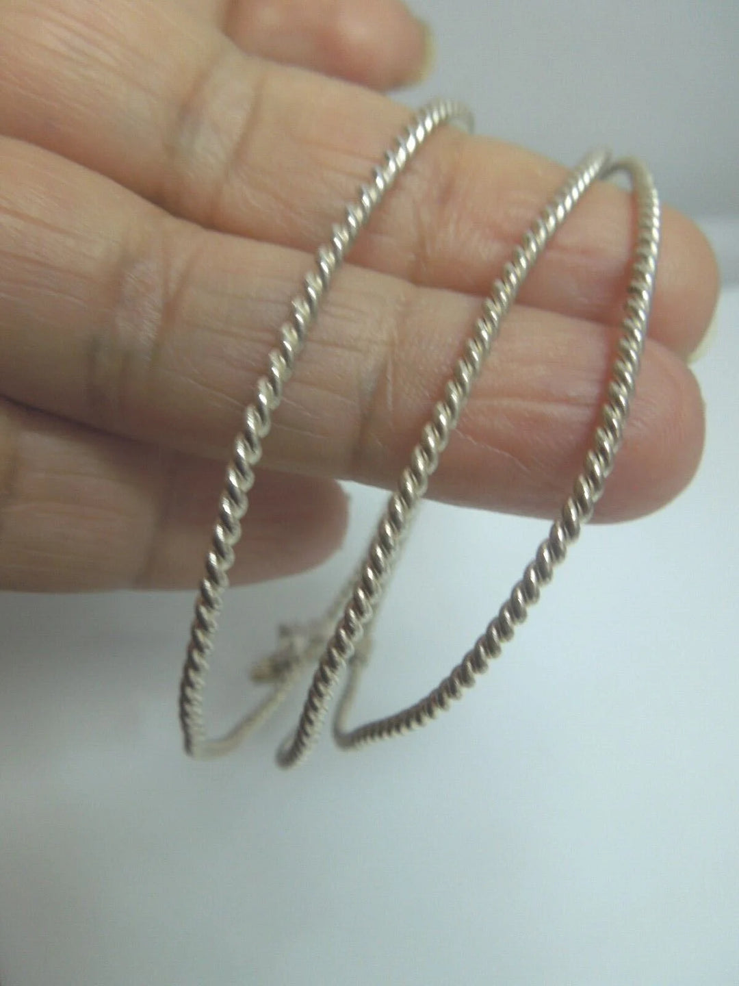 r156 Vintage Silvertone Bangle Bracelet Rare