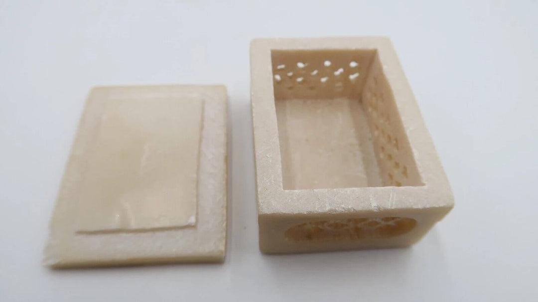 t493 Made in India Marble Inlay Handmade Flower Jewelry Trinket Box, Soapstone.