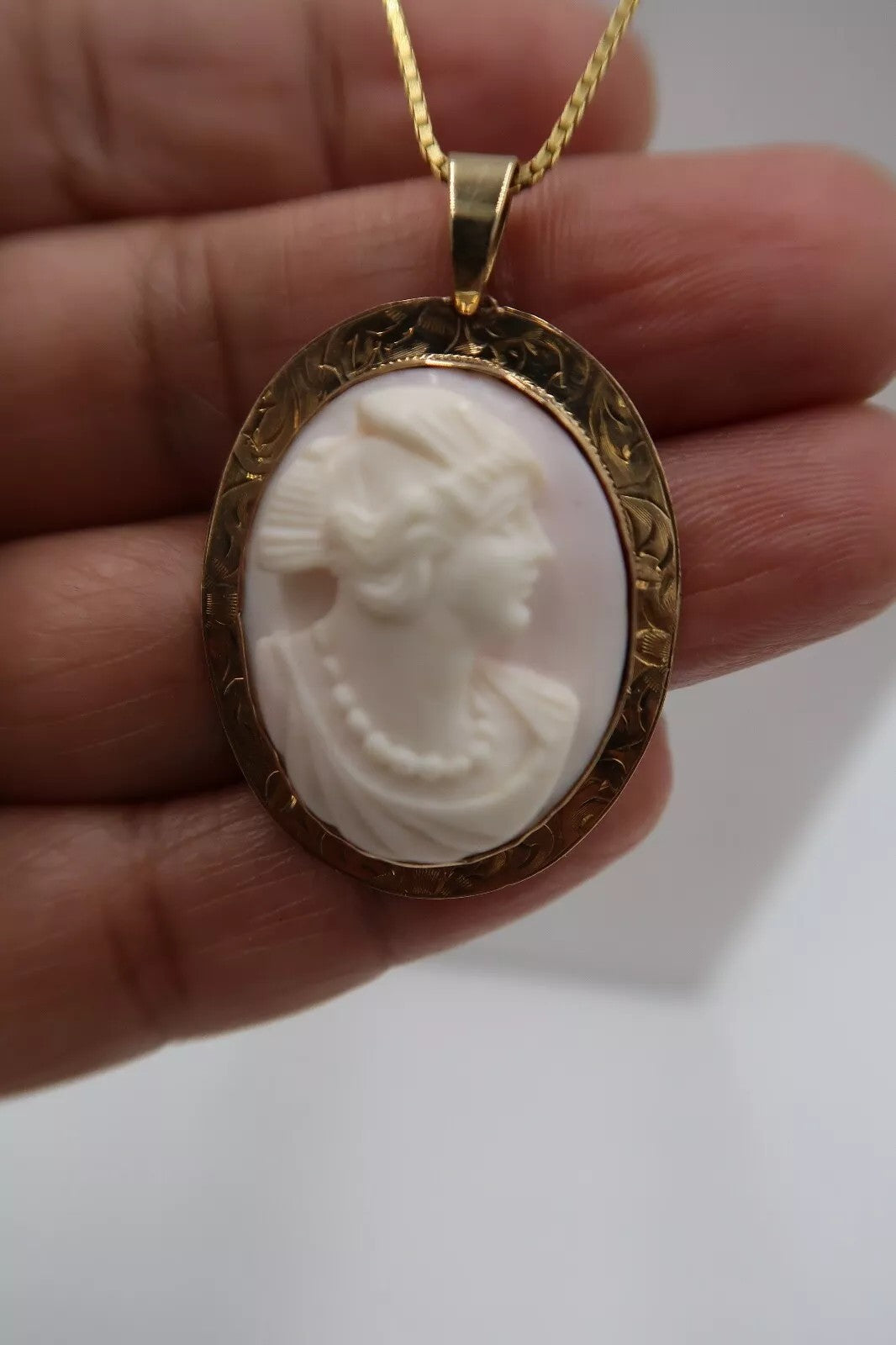 t380 10k/14k 18" Box Cameo Pendant Necklace