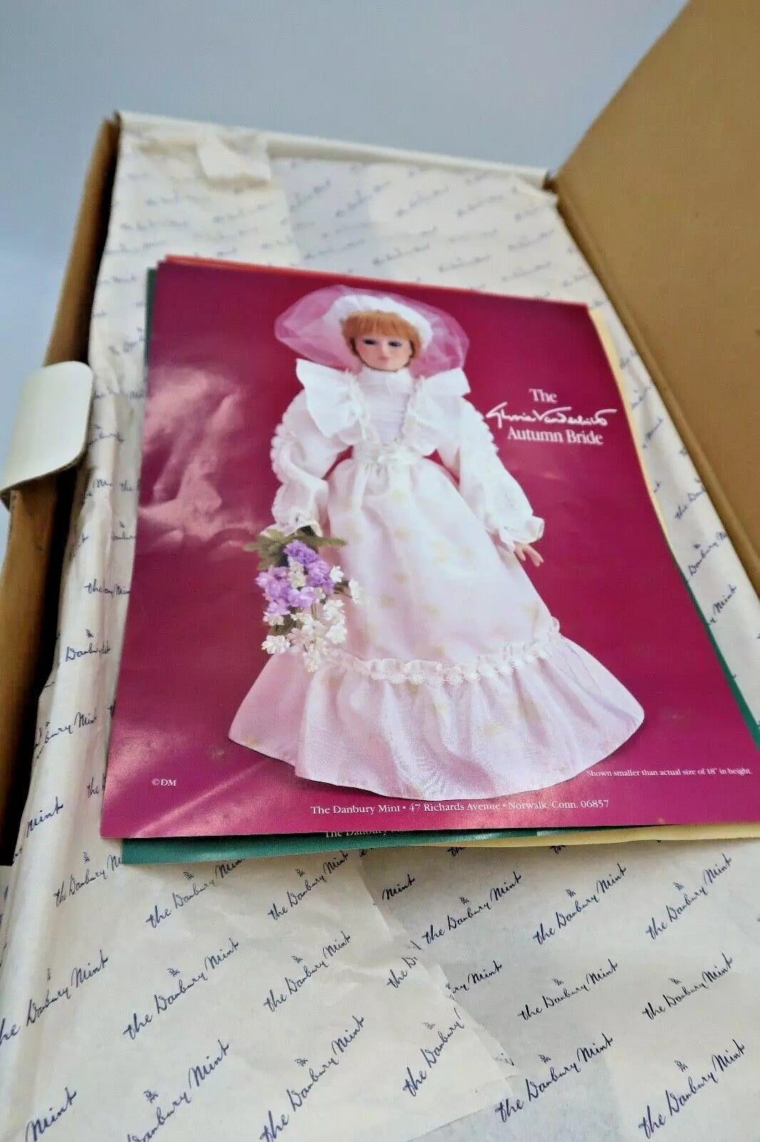 t355 Danbury Mint Gloria Vanderbilt 18" autumn Bride Four Seasons Series