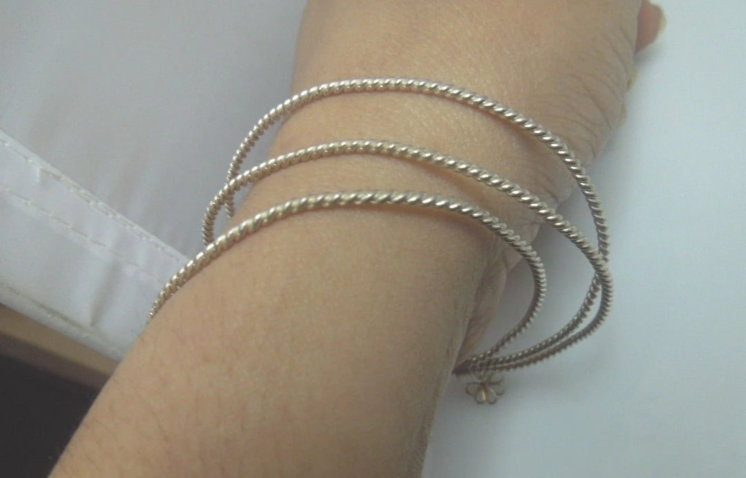 r156 Vintage Silvertone Bangle Bracelet Rare