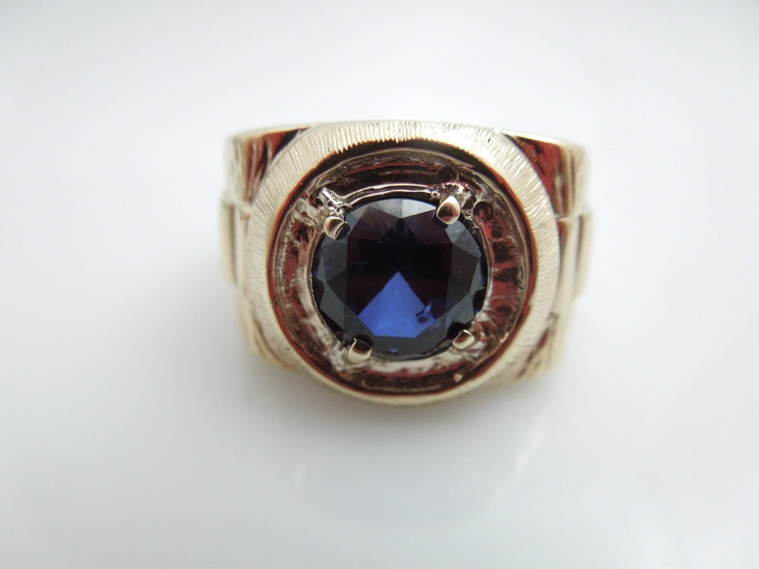 b429 Handsome Men's 14kt Yellow Gold Lab Created Sapphire Ring Size 9.25