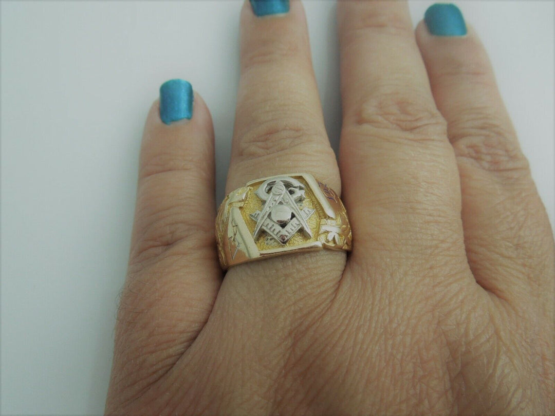 g822 Handsome Men's 10kt and 14kt Gold Masonic Ring Size 10.5