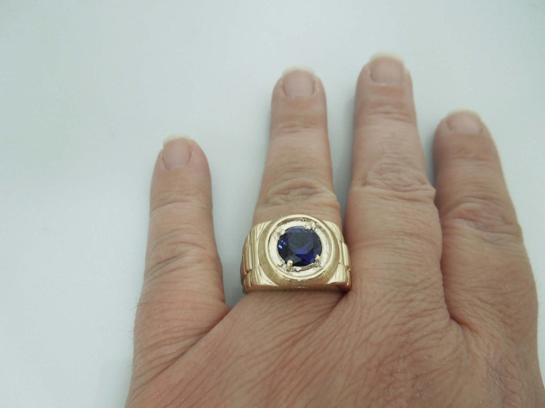 b429 Handsome Men's 14kt Yellow Gold Lab Created Sapphire Ring Size 9.25