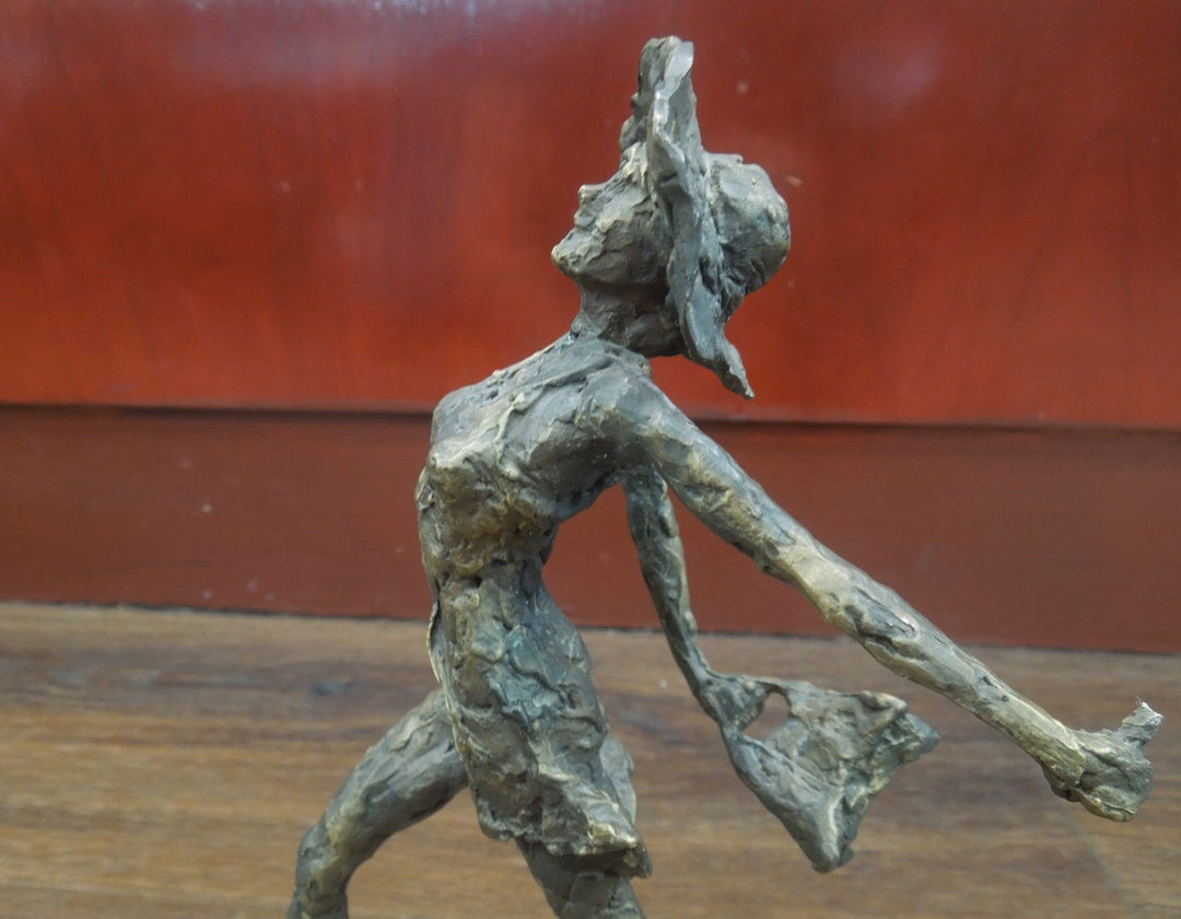 r129 Winkelen is UNIC Gelimiteerde uitgave 219 Zinc Statue of a Flemish Lady Who is Running Wearing Hat & a Bag Made In Belgium