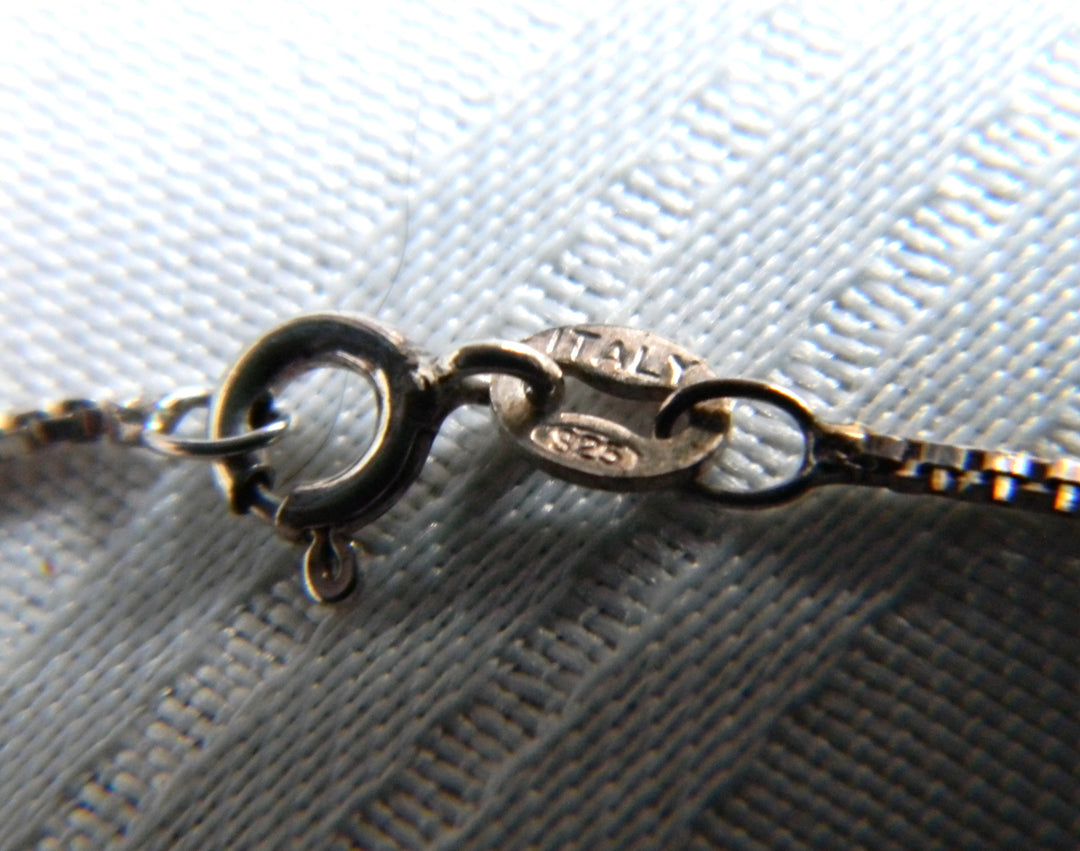 p485 Stunning Sterling Silver Pear Shaped Pendant and Box Chain