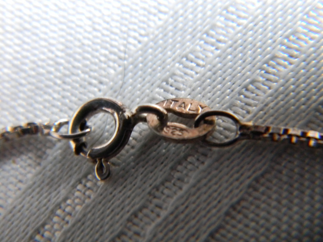 p485 Stunning Sterling Silver Pear Shaped Pendant and Box Chain