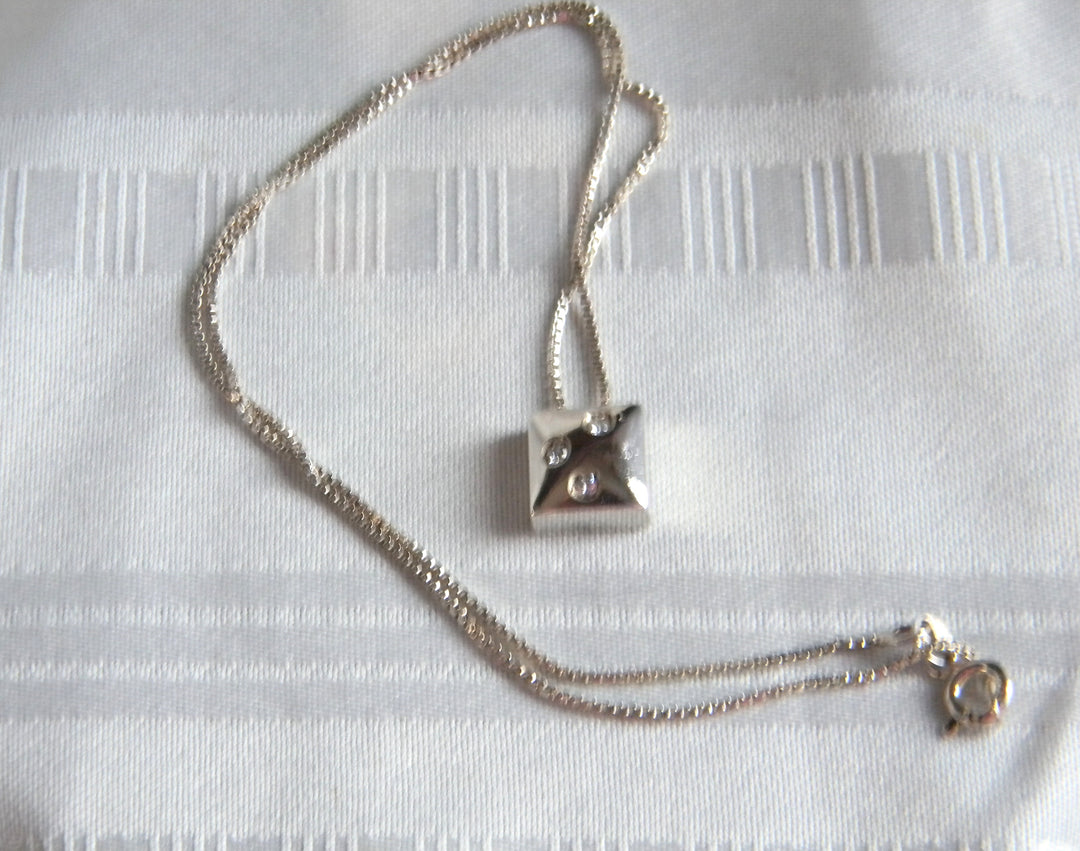p486 Stunning Sterling Silver Square Shaped Pendant and Box Chain