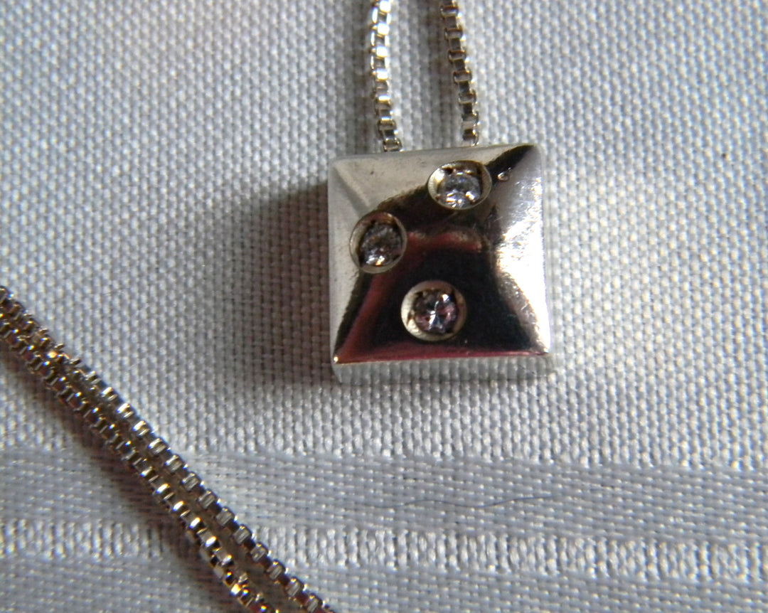 p486 Stunning Sterling Silver Square Shaped Pendant and Box Chain