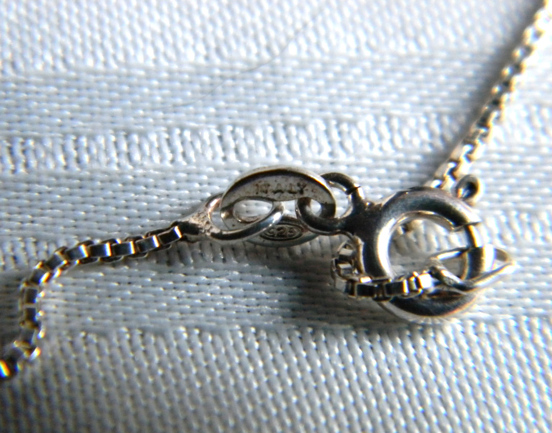 p486 Stunning Sterling Silver Square Shaped Pendant and Box Chain