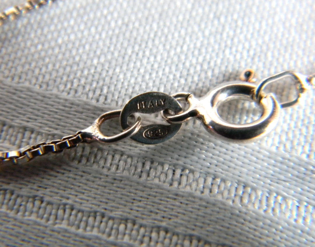 p486 Stunning Sterling Silver Square Shaped Pendant and Box Chain